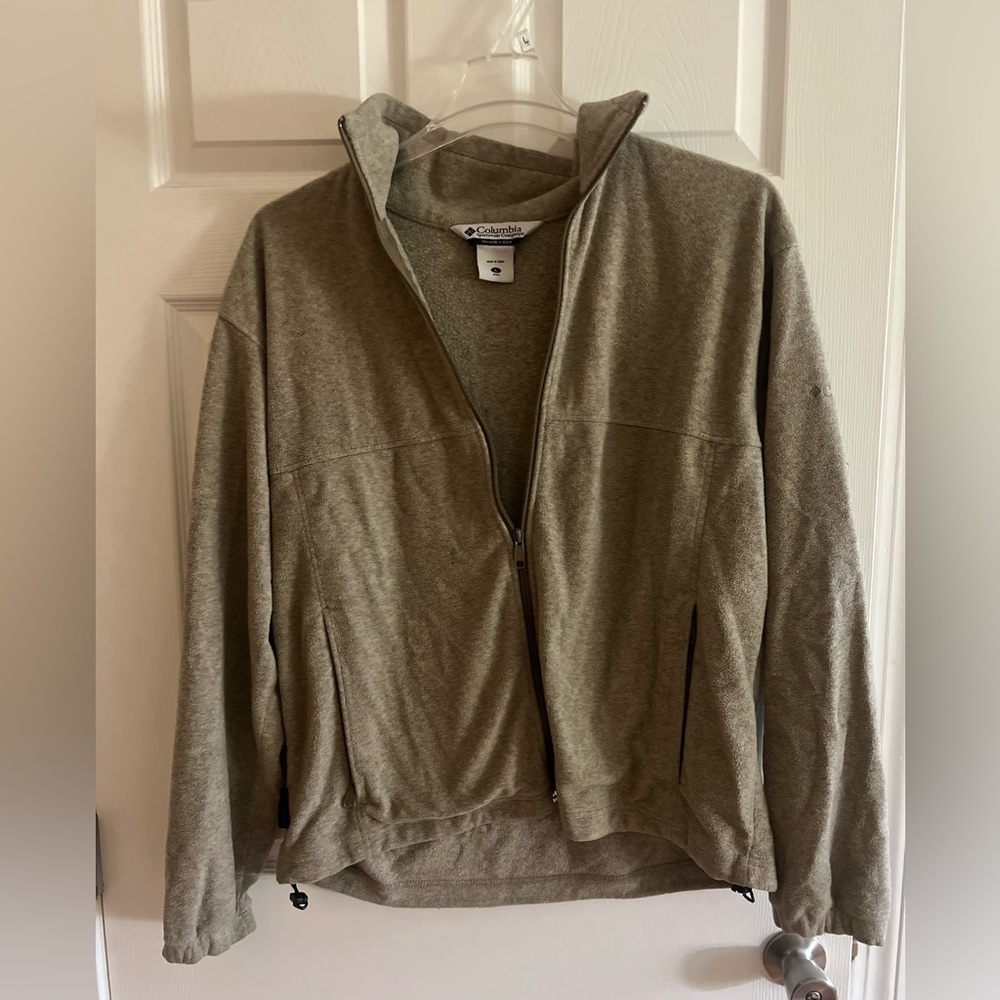 Men’s Columbia Zip up in size Large. Good condition, barely worn.